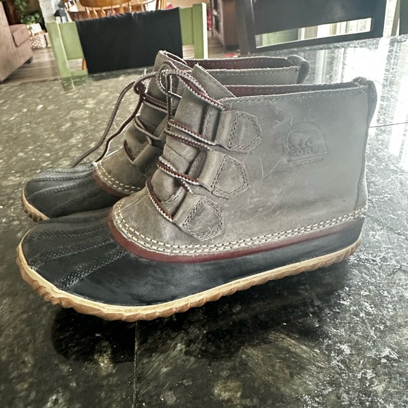 Women’s Sorel Gray and Black Boots - Picture 3 of 6